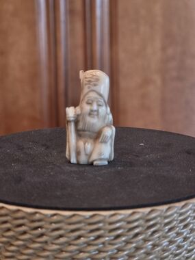 Netsuke Hand-Carved Figurine Kneeling Bearded Man - RARE Collectible EUC